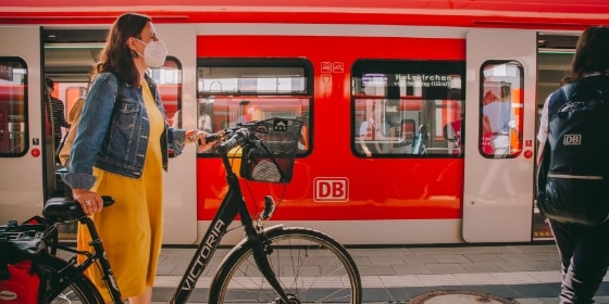 Fahrgast mit Fahrrad am Bahnsteig