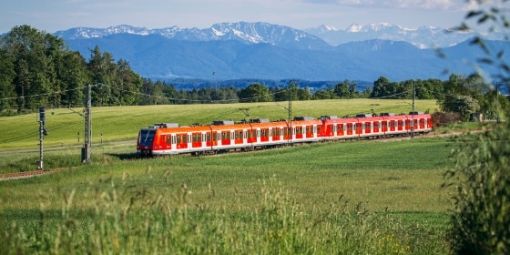 Eine S-Bahn unterwegs im Münchner Alpenvorland