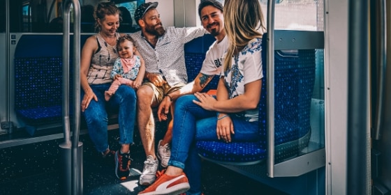 Eine Familie sitzt in der Familienecke in der S-Bahn