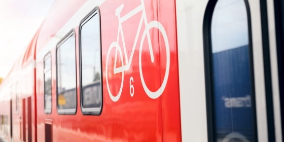Fahrradmitnahme-Symbol an einem Regio-Zug