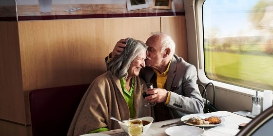 Seniorenpaar lacht im Bordrestaurant