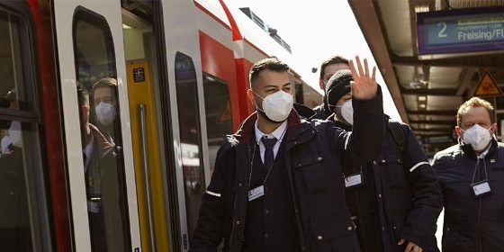 Vier Service Mitarbeiter betreten eine S-Bahn