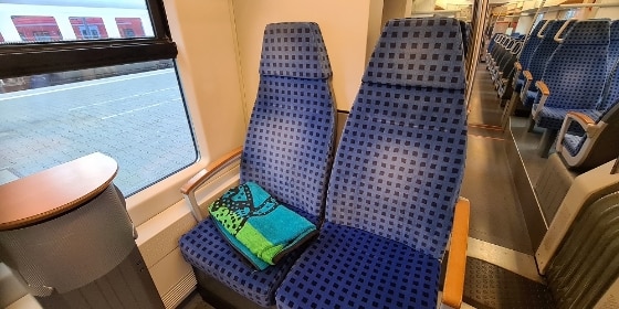 Sitz im Regionalzug mit Handtuch