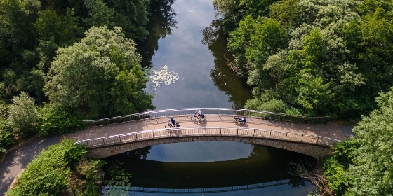 RuhralRadweg Brücke bei Essen von oben mit Radfahrern