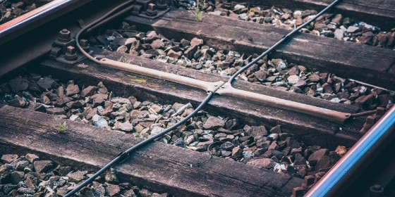 Kabel der Linienzugbeeinflussung zwischen den Schienen