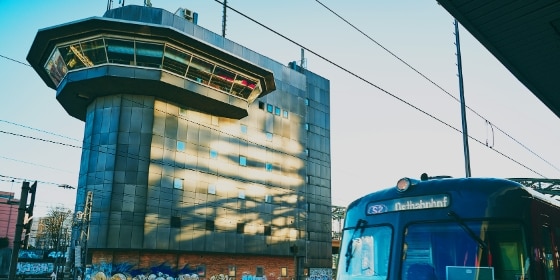 Stellwerk Gebäude hinter einer S-Bahn