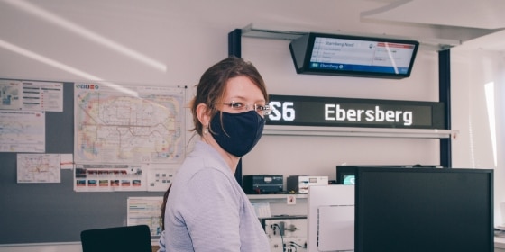 Mitarbeitende der Fahrgastinformation vor dem Fahrgastinfolabor