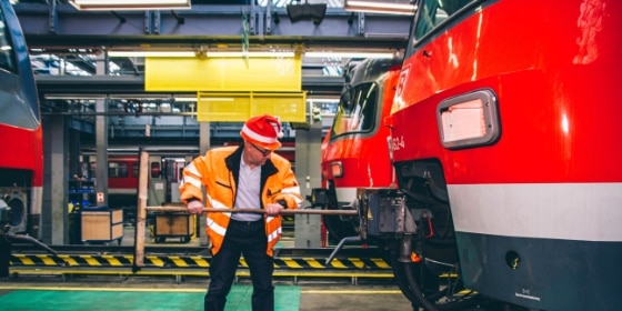 Lokrangierführer mit Weihnachtsmütze im Werk bei der Arbeit