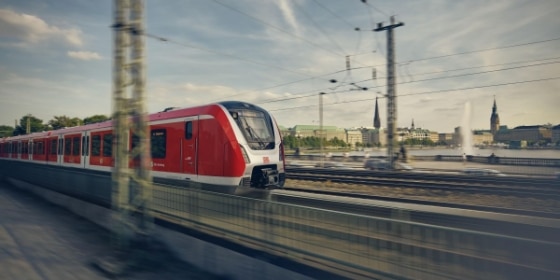 Zug der S-Bahn Hamburg an der Lombardsbrücke