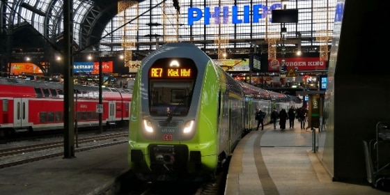 Regionalzug Richtung Kiel im Bahnhof Hamburg