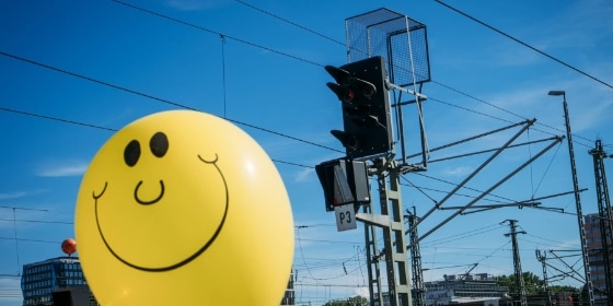 Gelber Luftballon mit einem Smiley