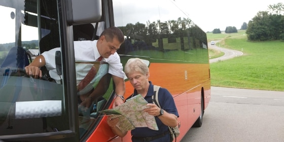 Busfahrer hilft Wanderer mit Karte 