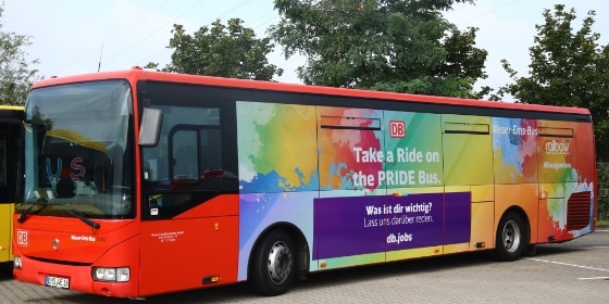 Pride Bus: So bunt wie das Team von DB Regio Bus Nord.