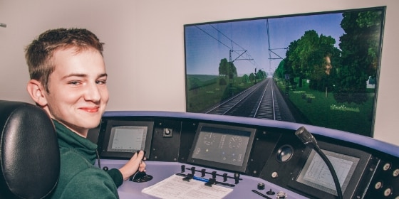 Auszubildender am Fahrtrainer Führerstand