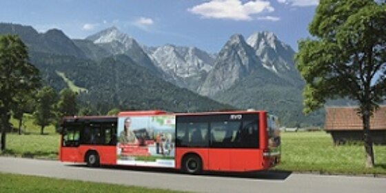 Oberbayernbus in Garmisch vor Bergkulisse