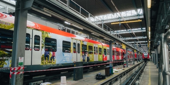 Ein Zug der S-Bahn München wird im Werk mit Folie beklebt