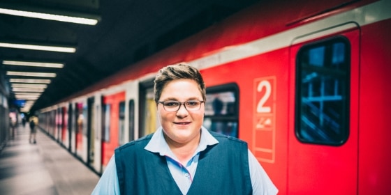 Lokführerin vor einer S-Bahn