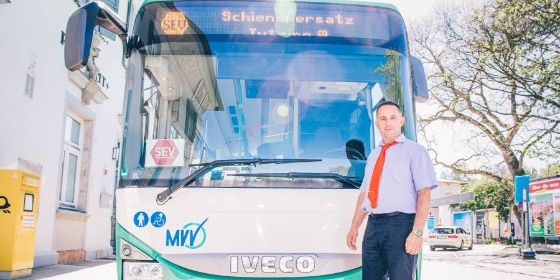 Busfahrer vor seinem Bus