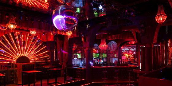 Bar mit bunten Lichtern, Tanzfläche und Tresen