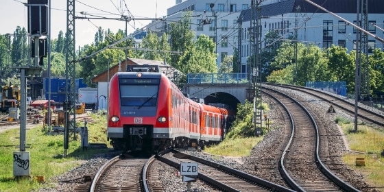 S-Bahn fährt aus dem Tunnel in Richtung Ostbahnhof