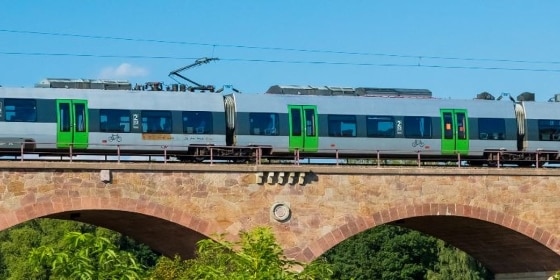Zug der S-Bahn Mitteldeutschland auf einer Brücke