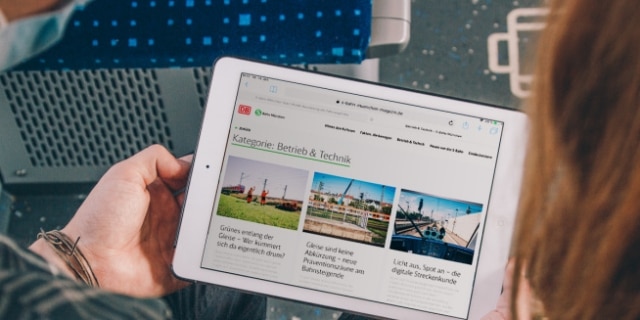 Fahrgäste lesen Online Magazin in der S-Bahn