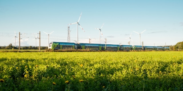 KISS-Zug in Landschaft in Schleswig-Holstein