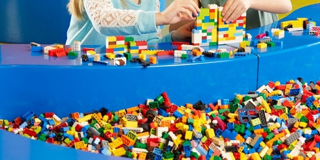 Kinder mit Lego-Steinen