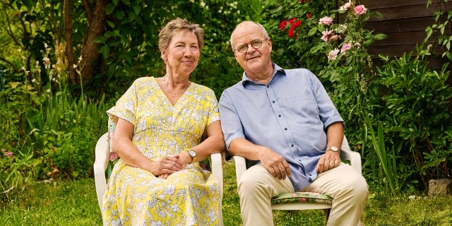 älteres Paar auf Gartenstühlen