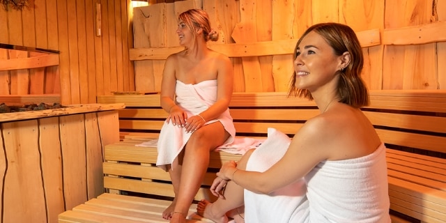 Zwei Frauen in der Sauna