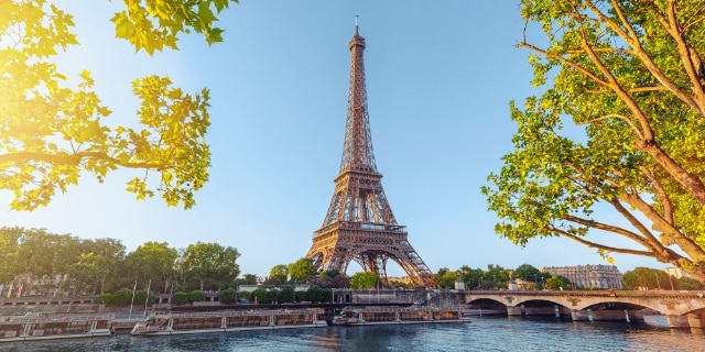 Panoramablick über die Seine auf den Eiffelturm