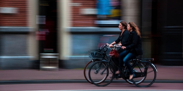 2 Frauen fahren Fahrrad auf der Straße