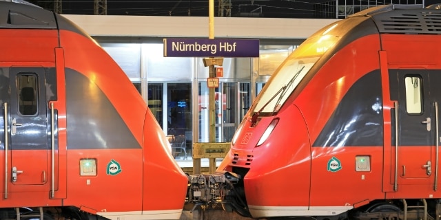 Zug S-Bahn Nürnberg Nacht