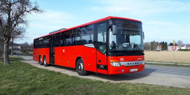 Roter Bus in Landschaft