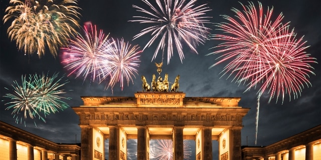 Schmuckbild - Feuerwerk über Brandenburger Tor in Berlin.