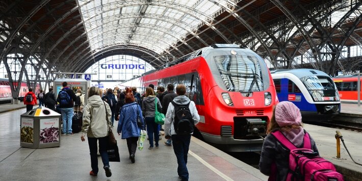 Saxonia-Express am Bahnsteig in Leipzig Hbf, Bahnsteig, Fahrgäste