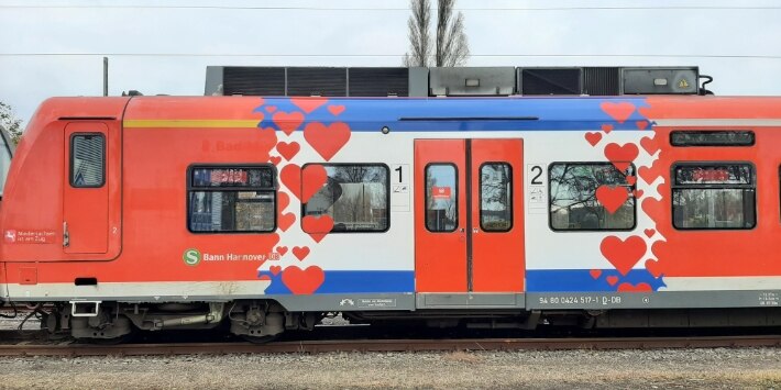 Zug der S-Bahn Hannover mit Herzen