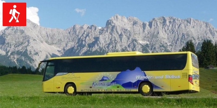 Gäste- und Wanderbus vor Karwendelgebierge
