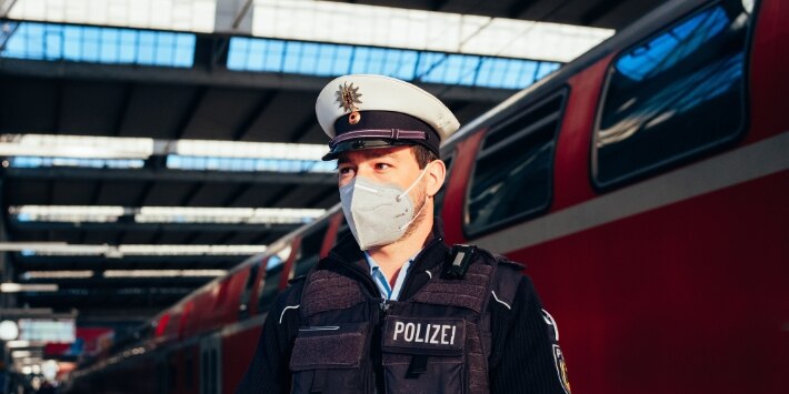 Polizist am Hauptbahnhof
