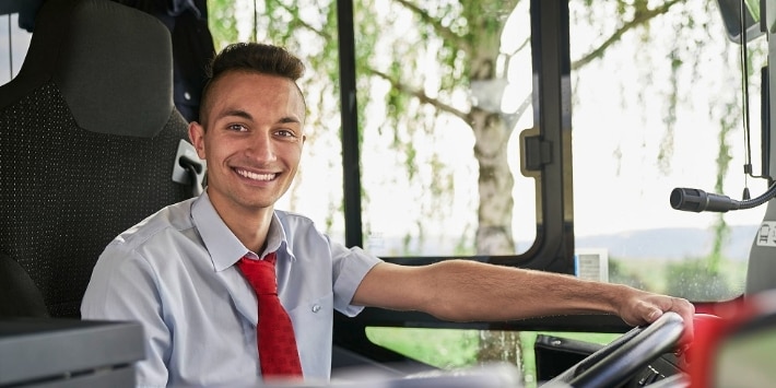 Junger Busfahrer im Bus