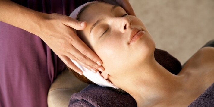 Frau bei Wellness-Massage
