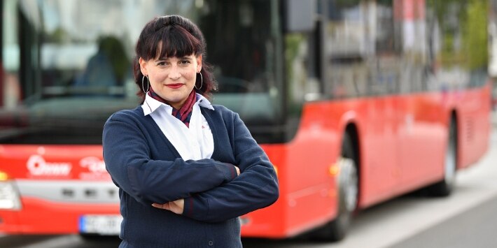 Busfahrerin vor Bus