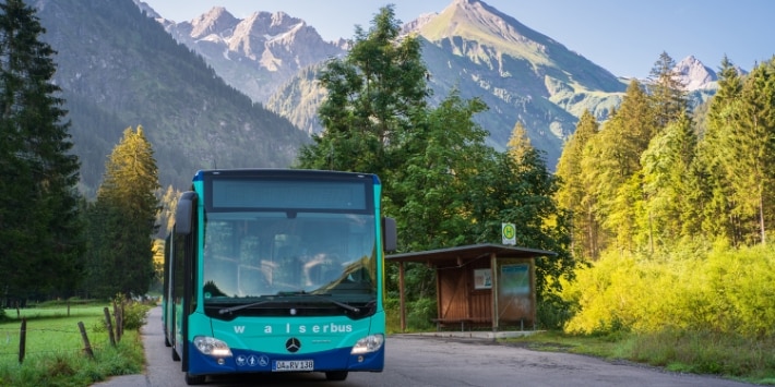 Bus in Landschaft mit Bergen