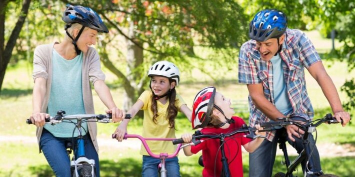 Familie macht Fahrradtour im Grünen