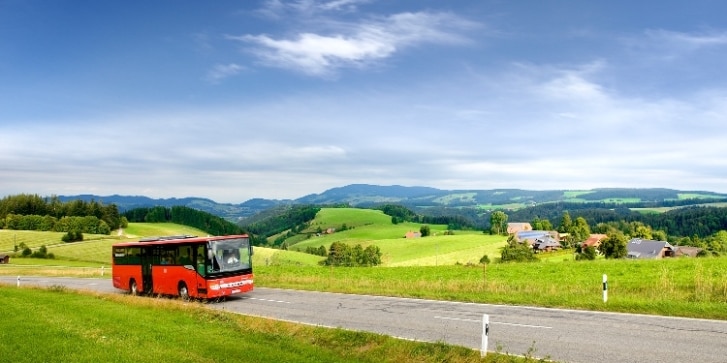 Roter Bus im Schwarzwald