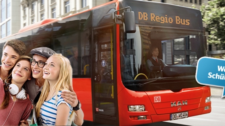 Schüler:innen machen Selfie vor Bus