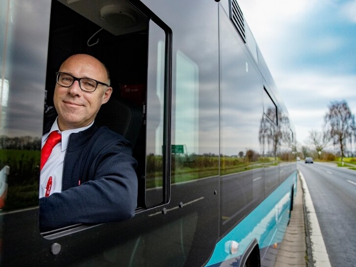 Busfahrer schaut aus Busfenster