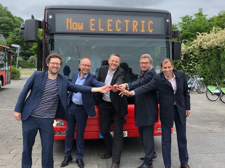 Thorsten Hinrichs, Frank Klingenhöfer und Arne Schneemann präsentieren den PilUDE-Bus in Kiel.