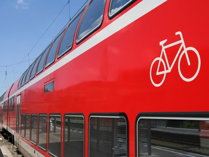 Zug von außen mit Fahrrad-Symbol