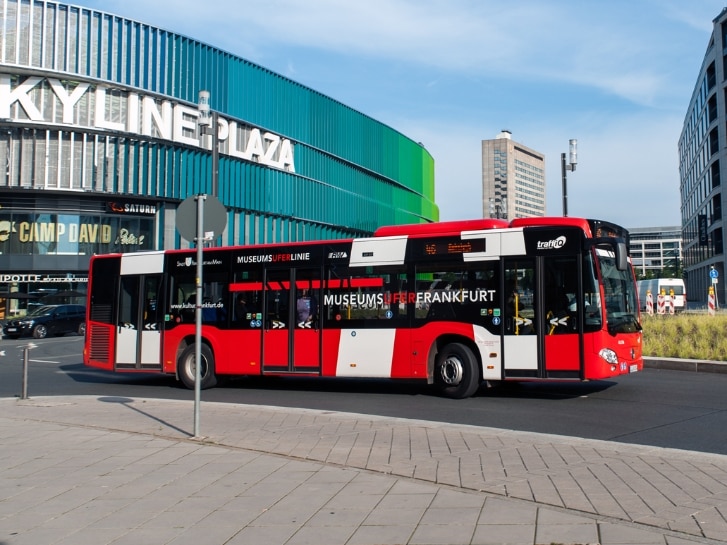 Bus mit Buswerbung vor Skyline Plaza in Frankfurt